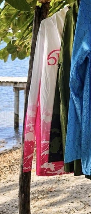 Lycras rose, kaki et bleu suspendus au-dessus du sable