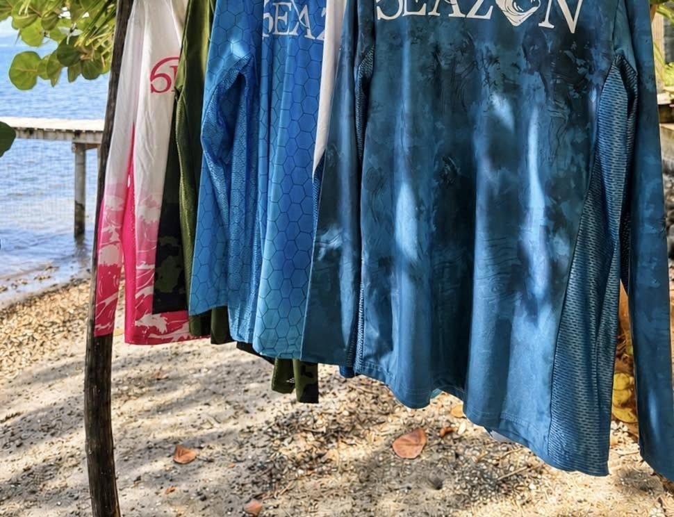 Lycra Seazon camo bleu suspendu au-dessus du sable